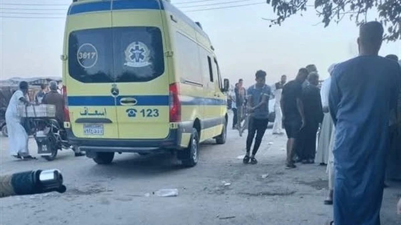 إصابة 7 معلمين من أسيوط في حادث تصادم سيارة ميكروباص بـ عمود إنارة